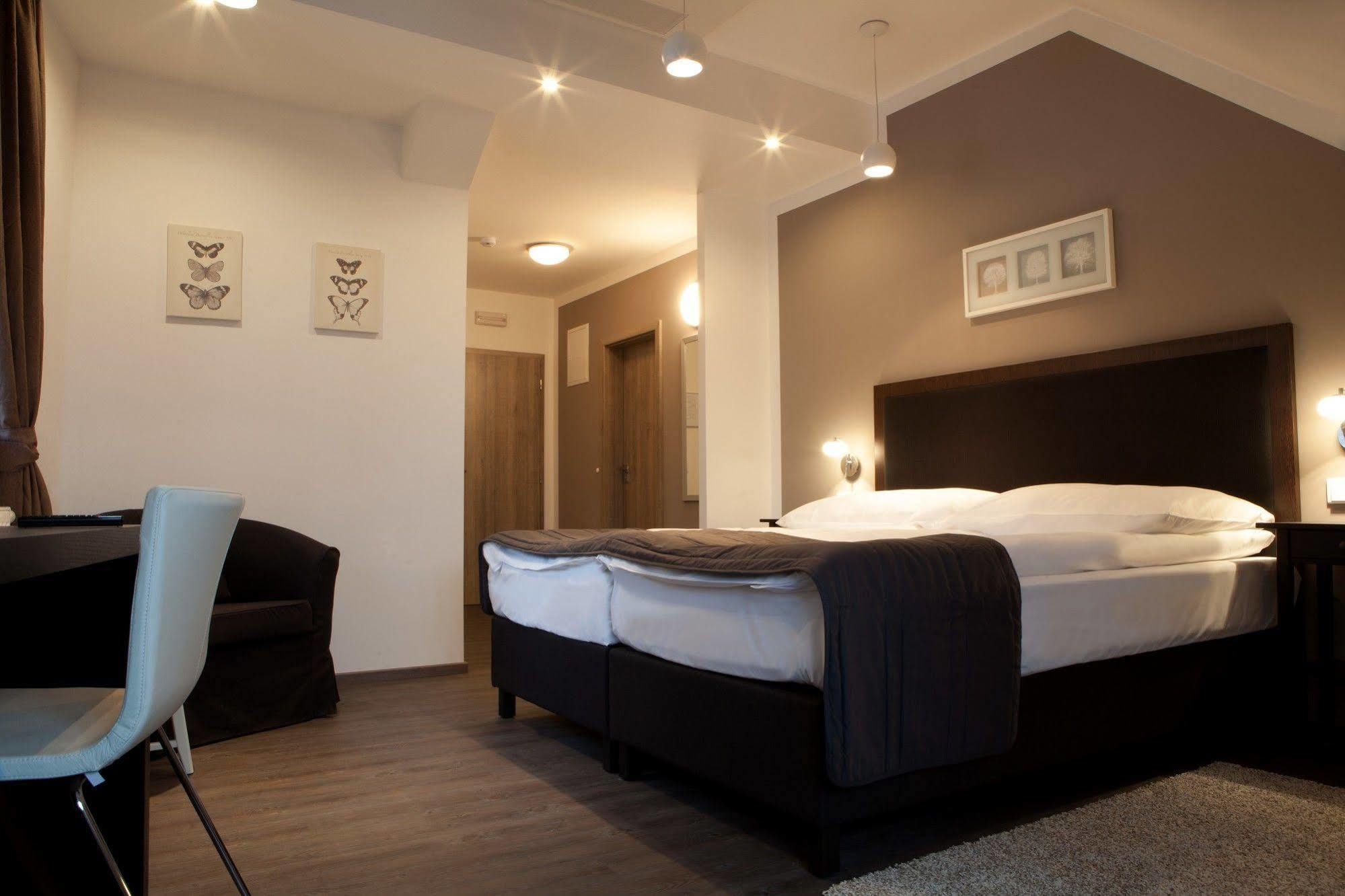 Hotel Koruna Chlumec nad Cidlinou Extérieur photo